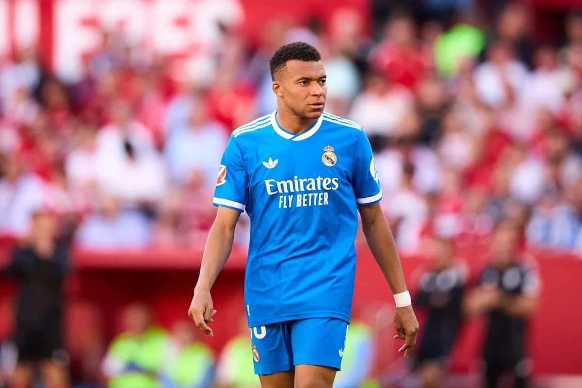 Jugador de Real Madrid en campo durante partido Jugador de Real Madrid en campo durante partido