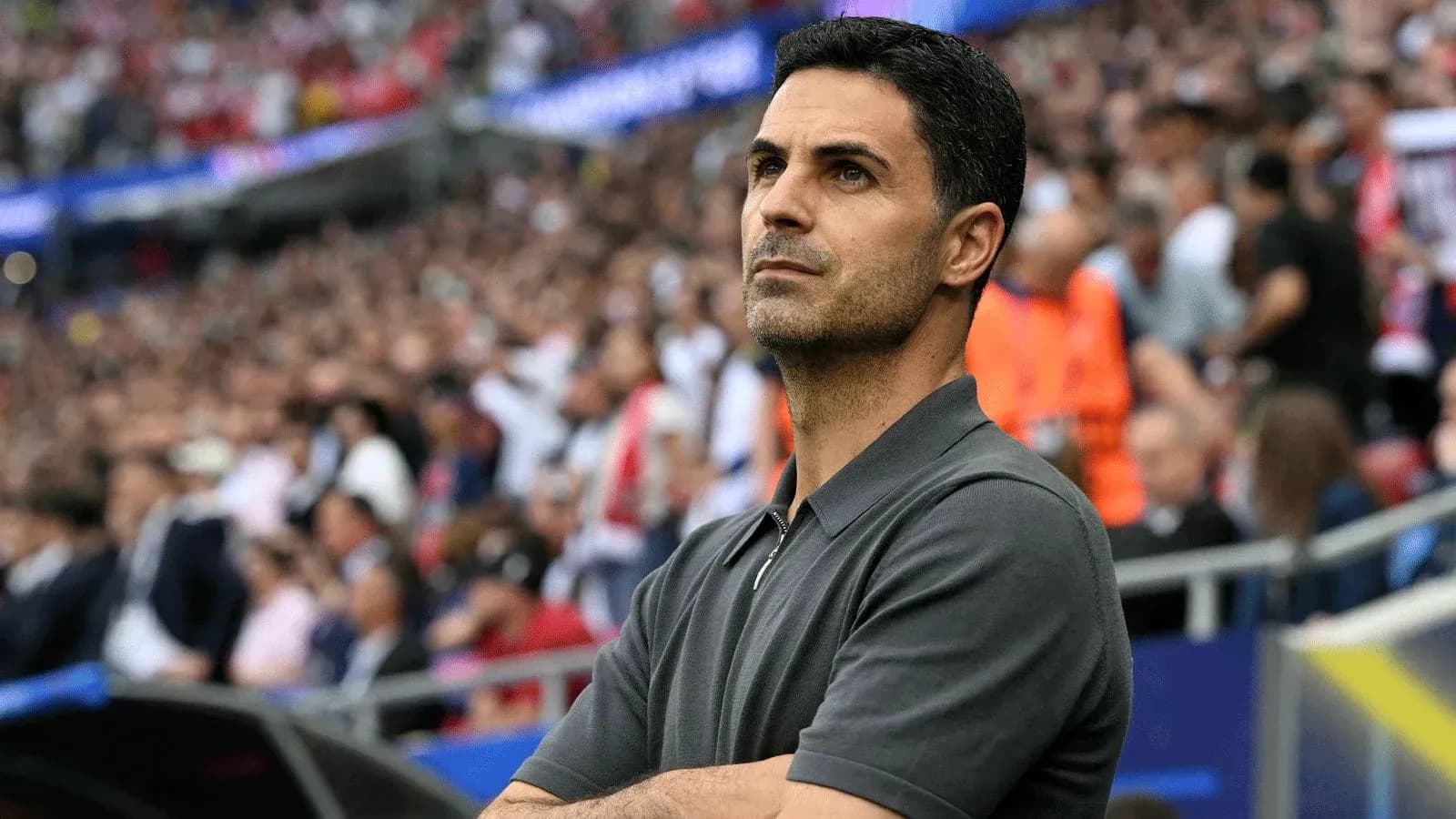 Entrenador observando el partido desde la banca Entrenador observando el partido desde la banca