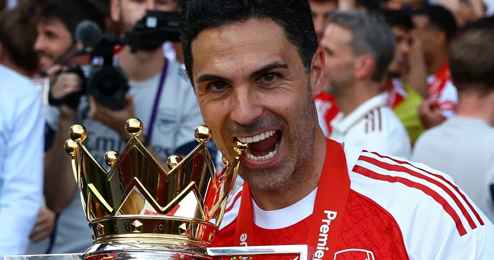 Entrenador de Arsenal sosteniendo trofeo de Premier League Entrenador de Arsenal sosteniendo trofeo de Premier League