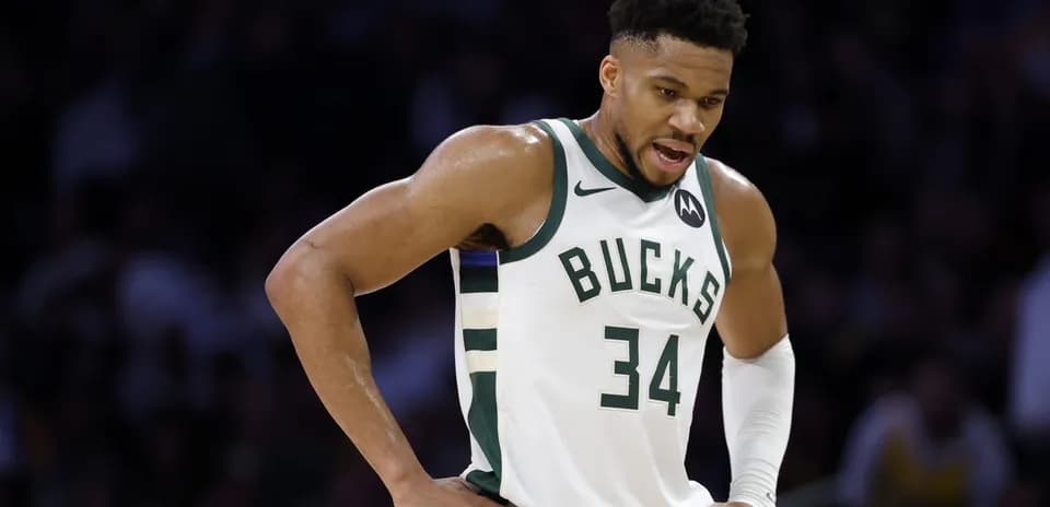 Jugador de los Bucks con camiseta blanca y número 34 Jugador de los Bucks con camiseta blanca y número 34