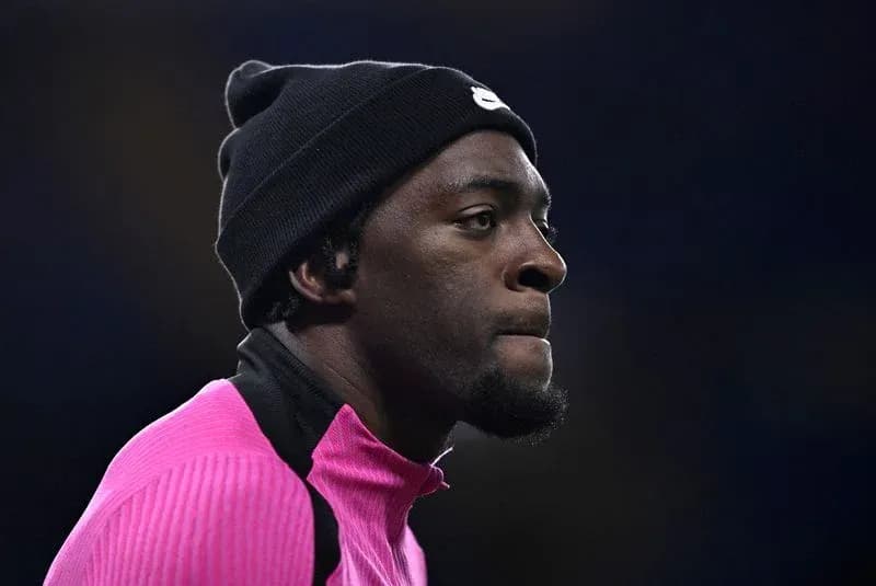 Jugador con gorro negro y camiseta rosa en el campo Jugador con gorro negro y camiseta rosa en el campo