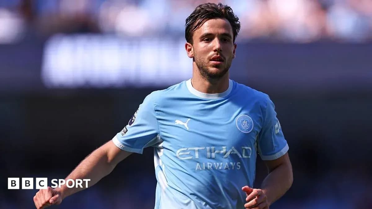 Jugador de Manchester City corriendo durante el partido Jugador de Manchester City corriendo durante el partido