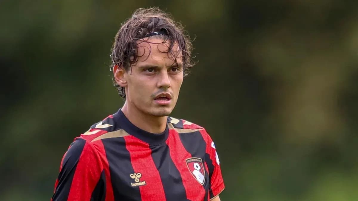 Jugador de Bournemouth en acción durante el partido Jugador de Bournemouth en acción durante el partido