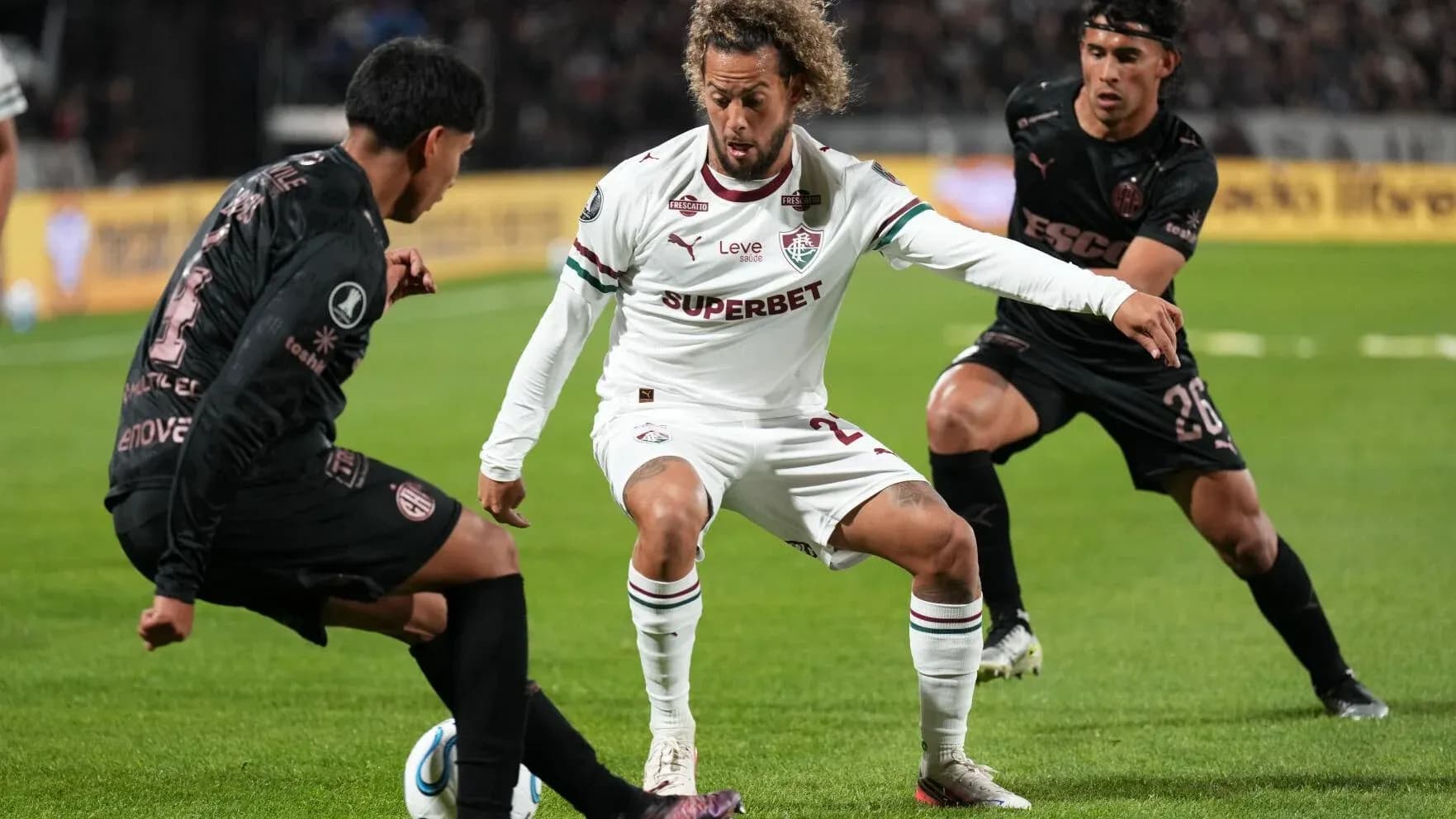 Jugadores de Platense y Fluminense disputando el balón Jugadores de Platense y Fluminense disputando el balón