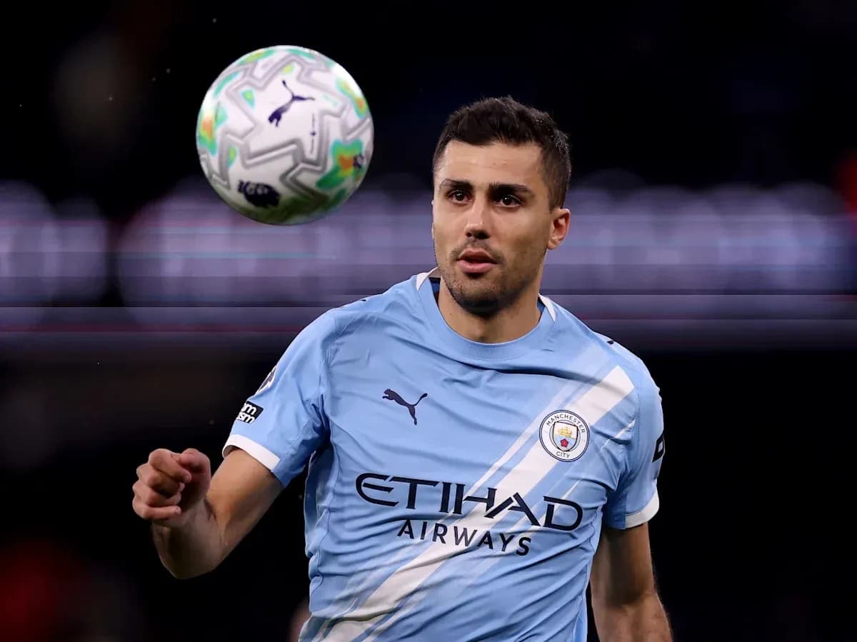 Jugador de Manchester City controlando un balón Jugador de Manchester City controlando un balón