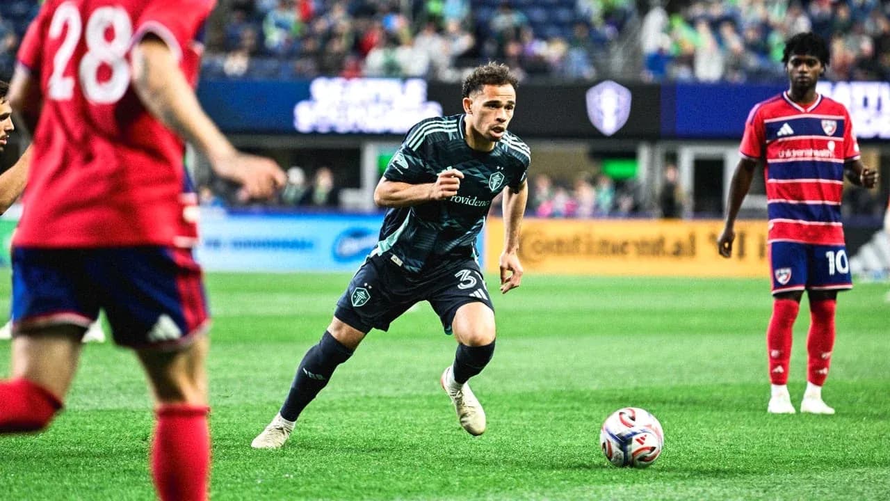 Jugador del Seattle Sounders en acción Jugador del Seattle Sounders en acción