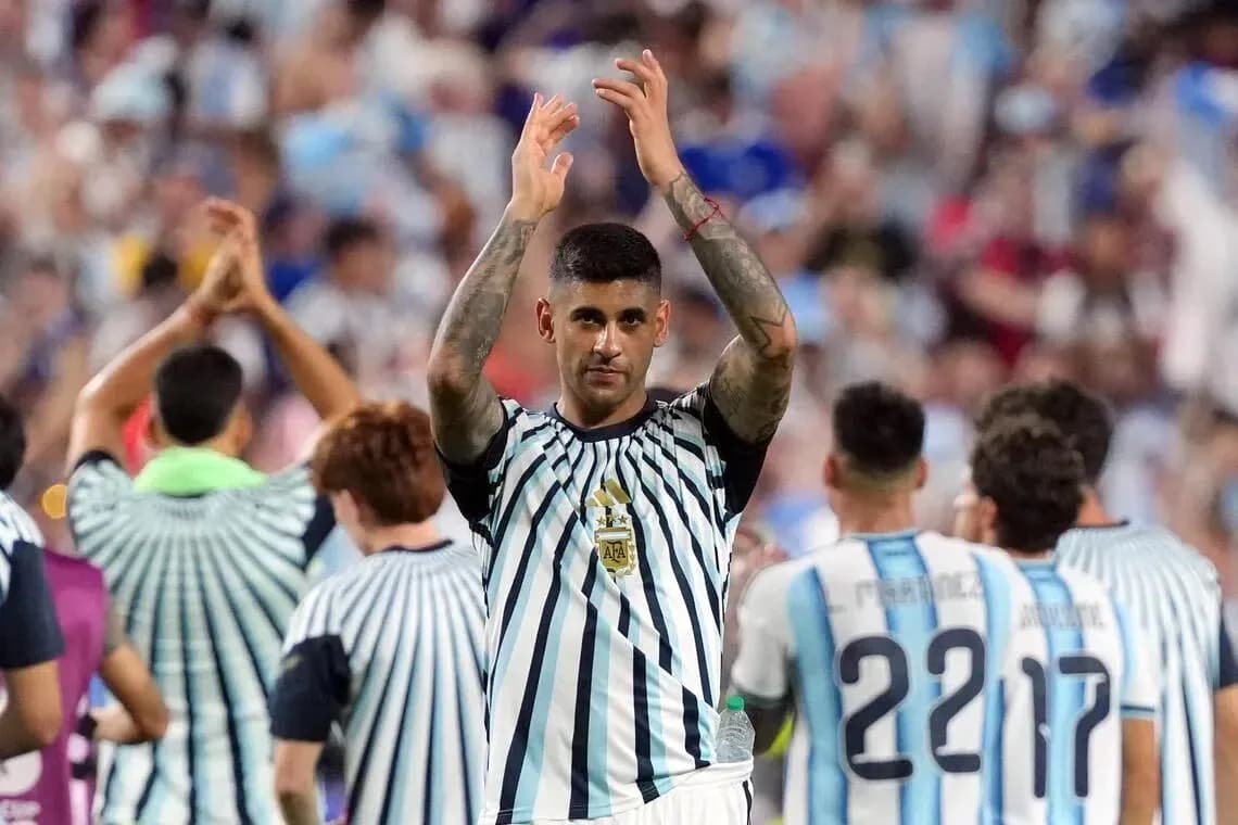 Jugador aplaudiendo tras el partido con equipo argentino Jugador aplaudiendo tras el partido con equipo argentino