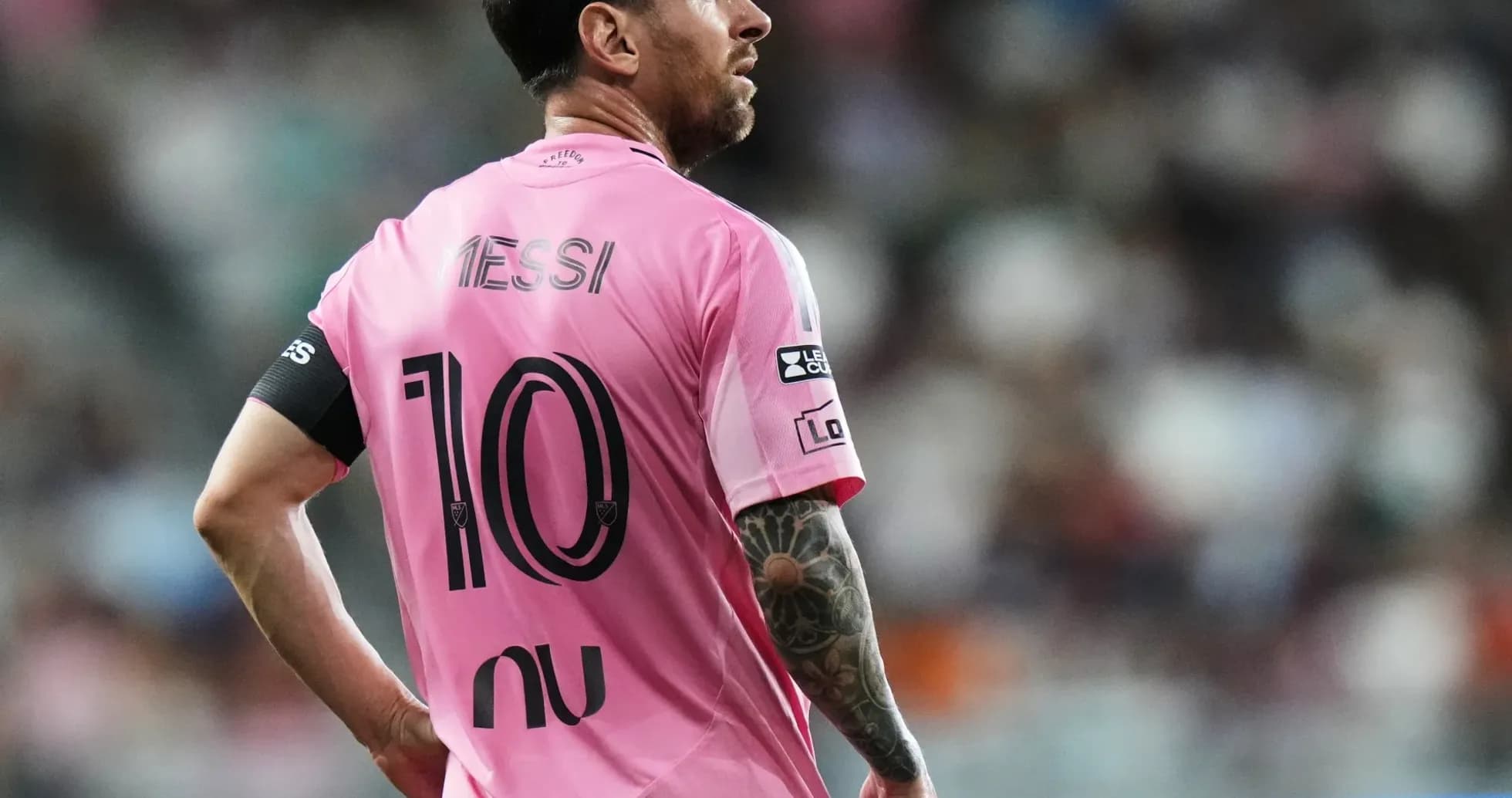 Lionel Messi en camiseta rosa durante un partido Lionel Messi en camiseta rosa durante un partido