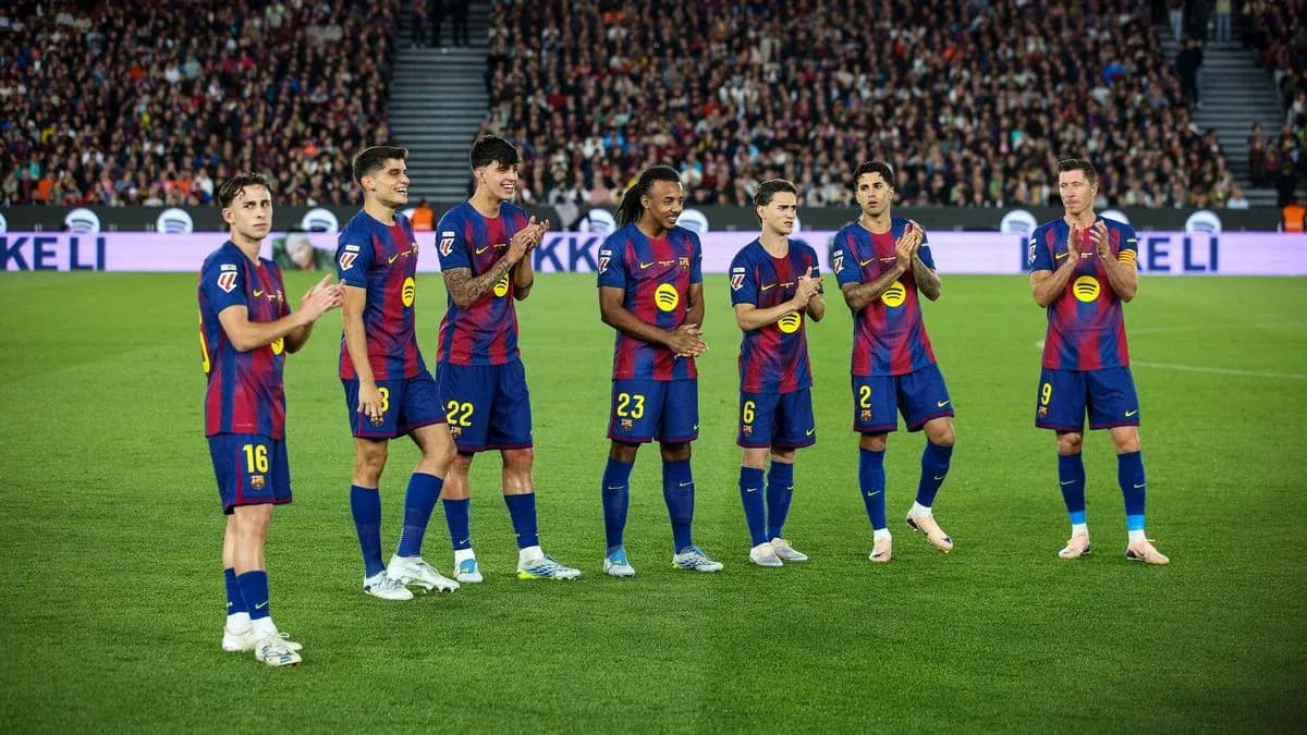Jugadores del FC Barcelona aplaudiendo en el campo Jugadores del FC Barcelona aplaudiendo en el campo