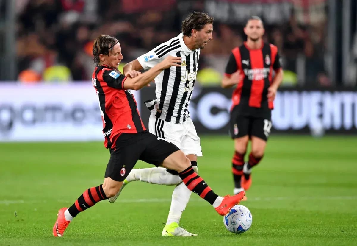 Jugador de AC Milan disputa el balón con jugador de Juventus Jugador de AC Milan disputa el balón con jugador de Juventus