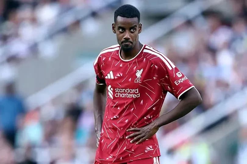 Jugador de Liverpool en el campo durante el partido Jugador de Liverpool en el campo durante el partido