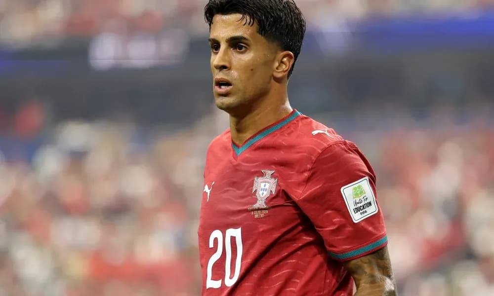 Jugador de Portugal en partido de fútbol Jugador de Portugal en partido de fútbol