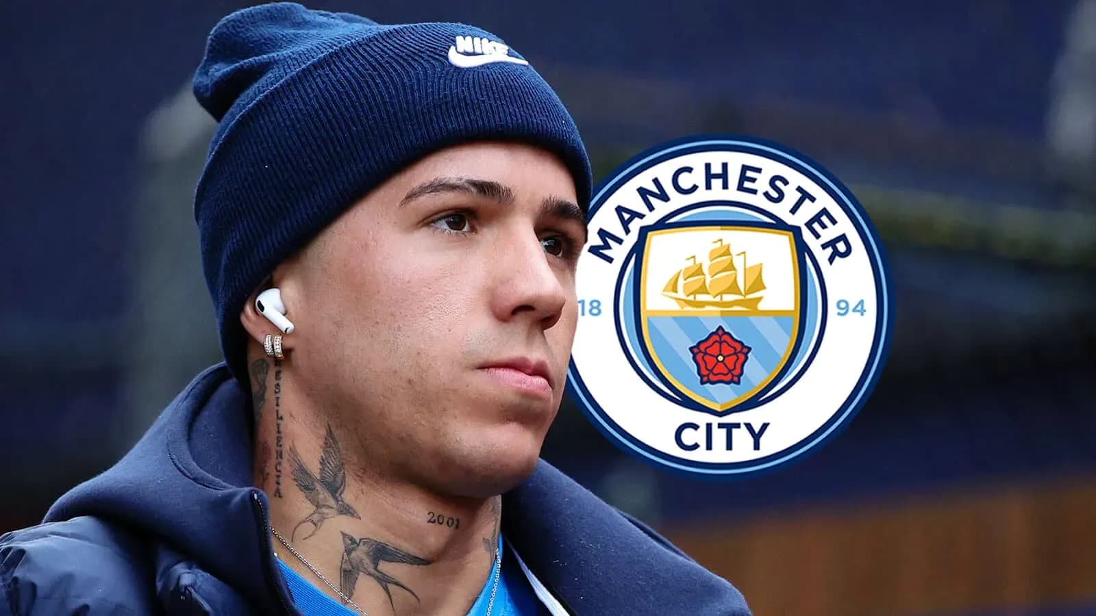 Jugador con auriculares y logo de Manchester City Jugador con auriculares y logo de Manchester City