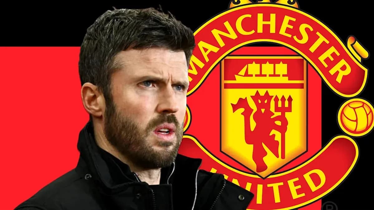 Entrenador frente al logo de Manchester United Entrenador frente al logo de Manchester United