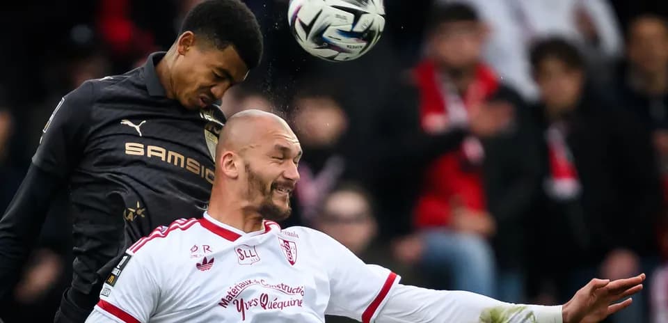 Jugadores disputando un balón durante un partido Jugadores disputando un balón durante un partido