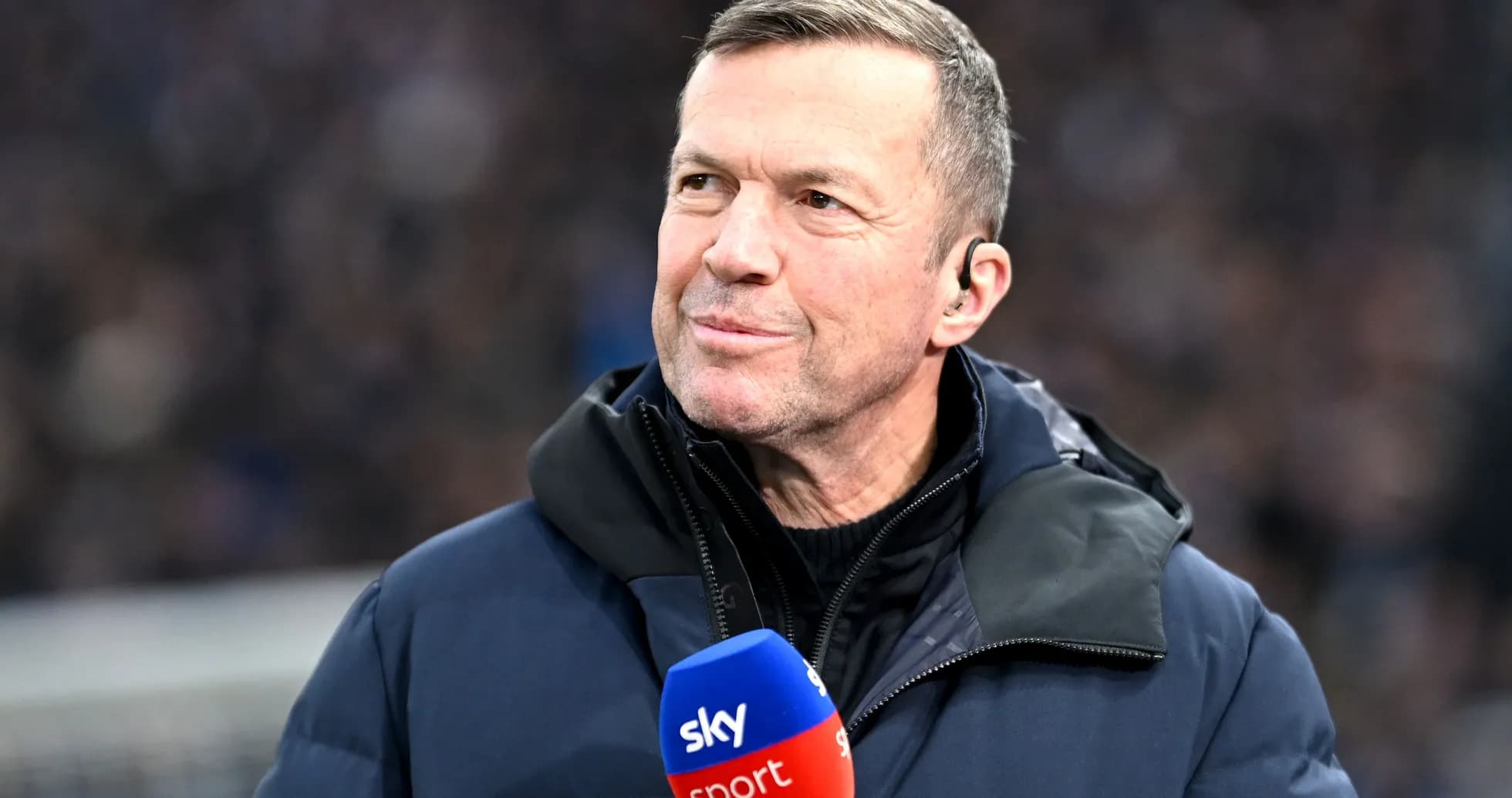 Presentador de deportes con micrófono en el estadio Presentador de deportes con micrófono en el estadio