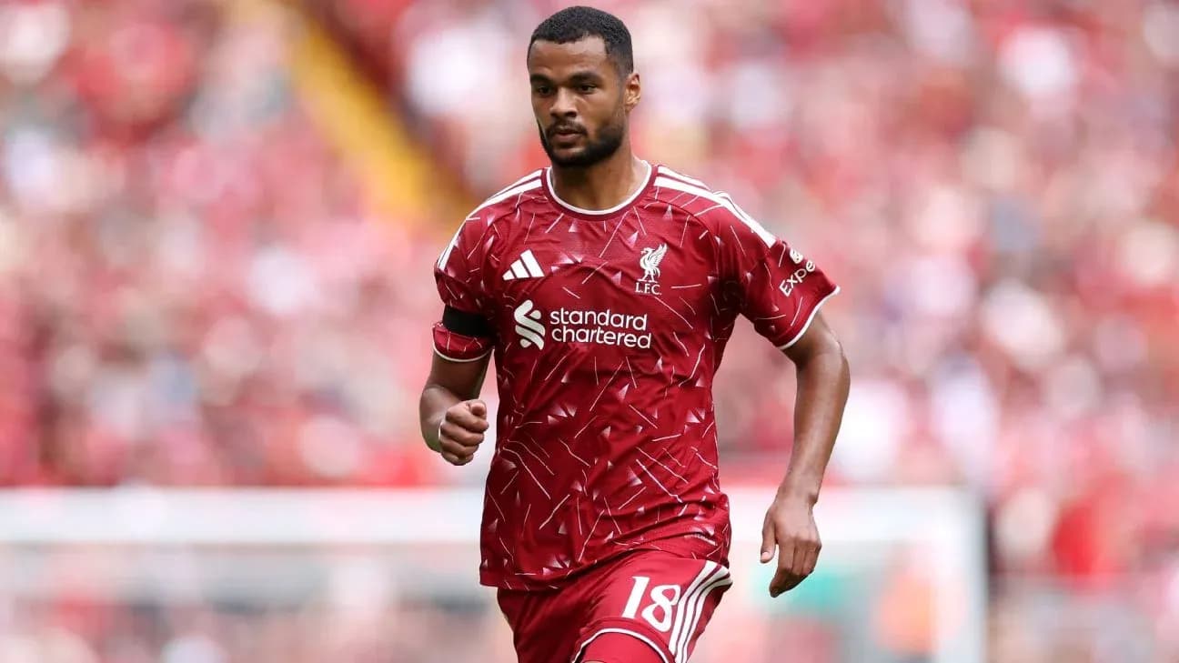 Jugador de Liverpool corriendo en el campo de fútbol Jugador de Liverpool corriendo en el campo de fútbol