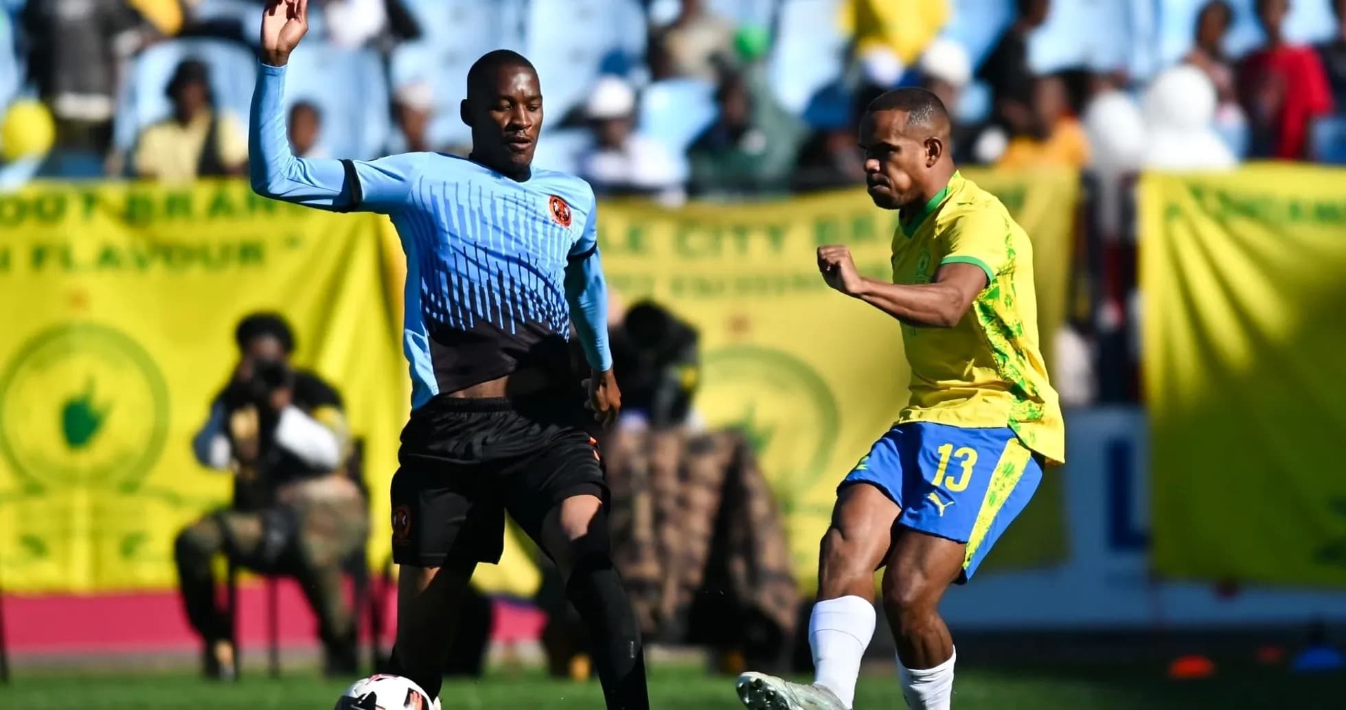 Jugador de amarillo chutando el balón en el partido Jugador de amarillo chutando el balón en el partido