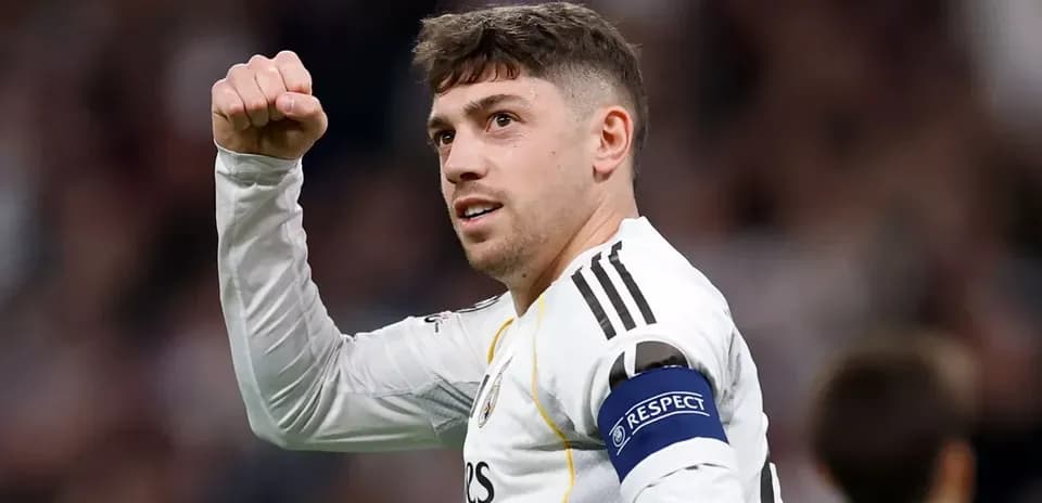 Jugador celebrando con puño en alto durante partido Jugador celebrando con puño en alto durante partido