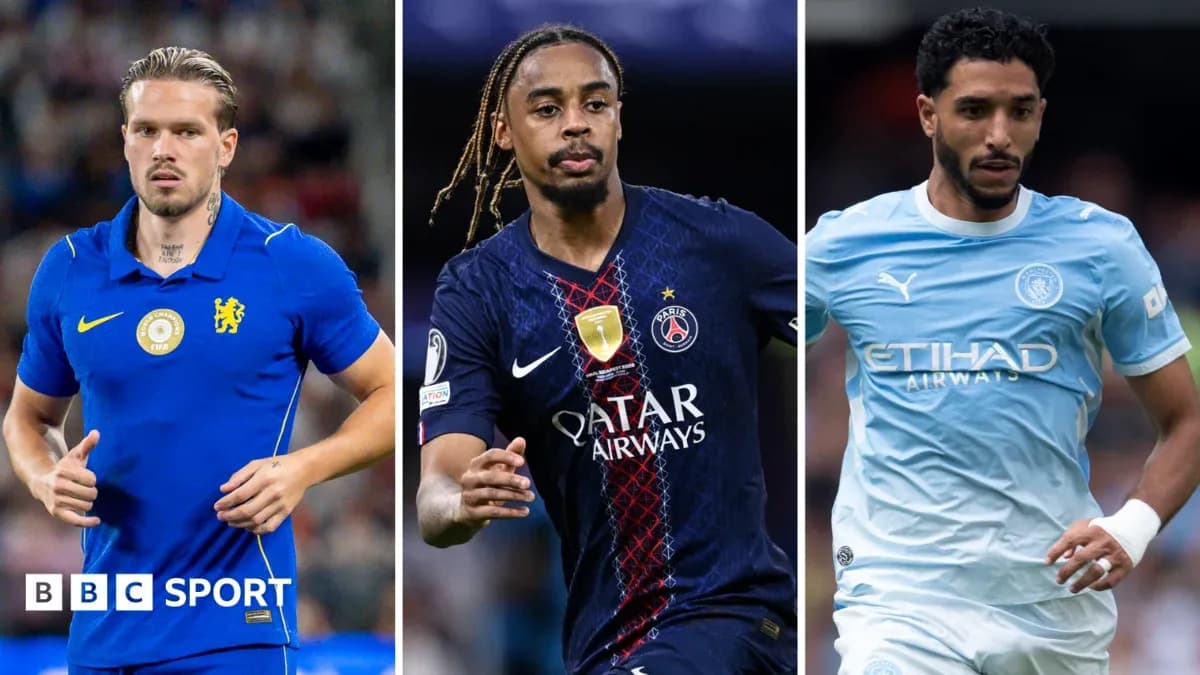 Tres jugadores de fútbol en acción durante partidos Tres jugadores de fútbol en acción durante partidos