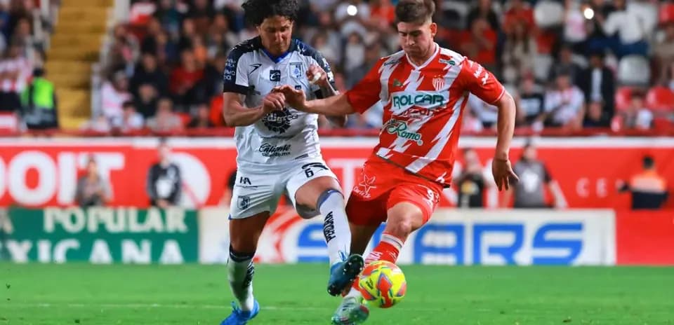 Jugador de Querétaro compitiendo por el balón Jugador de Querétaro compitiendo por el balón