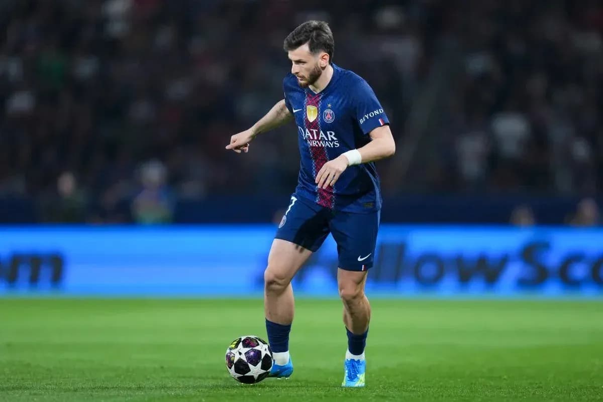 Jugador del PSG controlando el balón en el campo Jugador del PSG controlando el balón en el campo