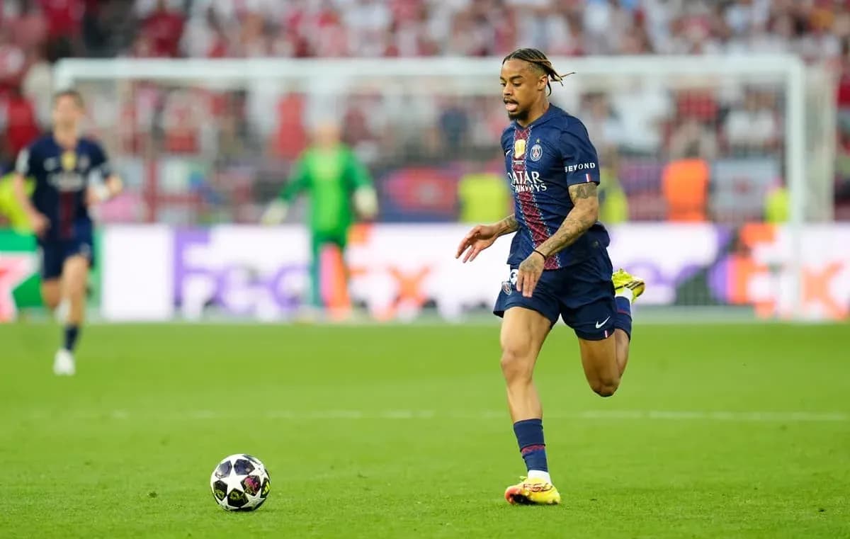 Jugador de PSG corriendo tras el balón en partido Jugador de PSG corriendo tras el balón en partido
