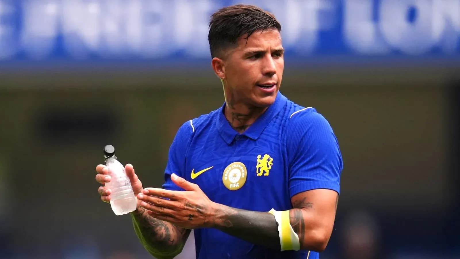 Jugador de Chelsea sosteniendo botella de agua en campo Jugador de Chelsea sosteniendo botella de agua en campo