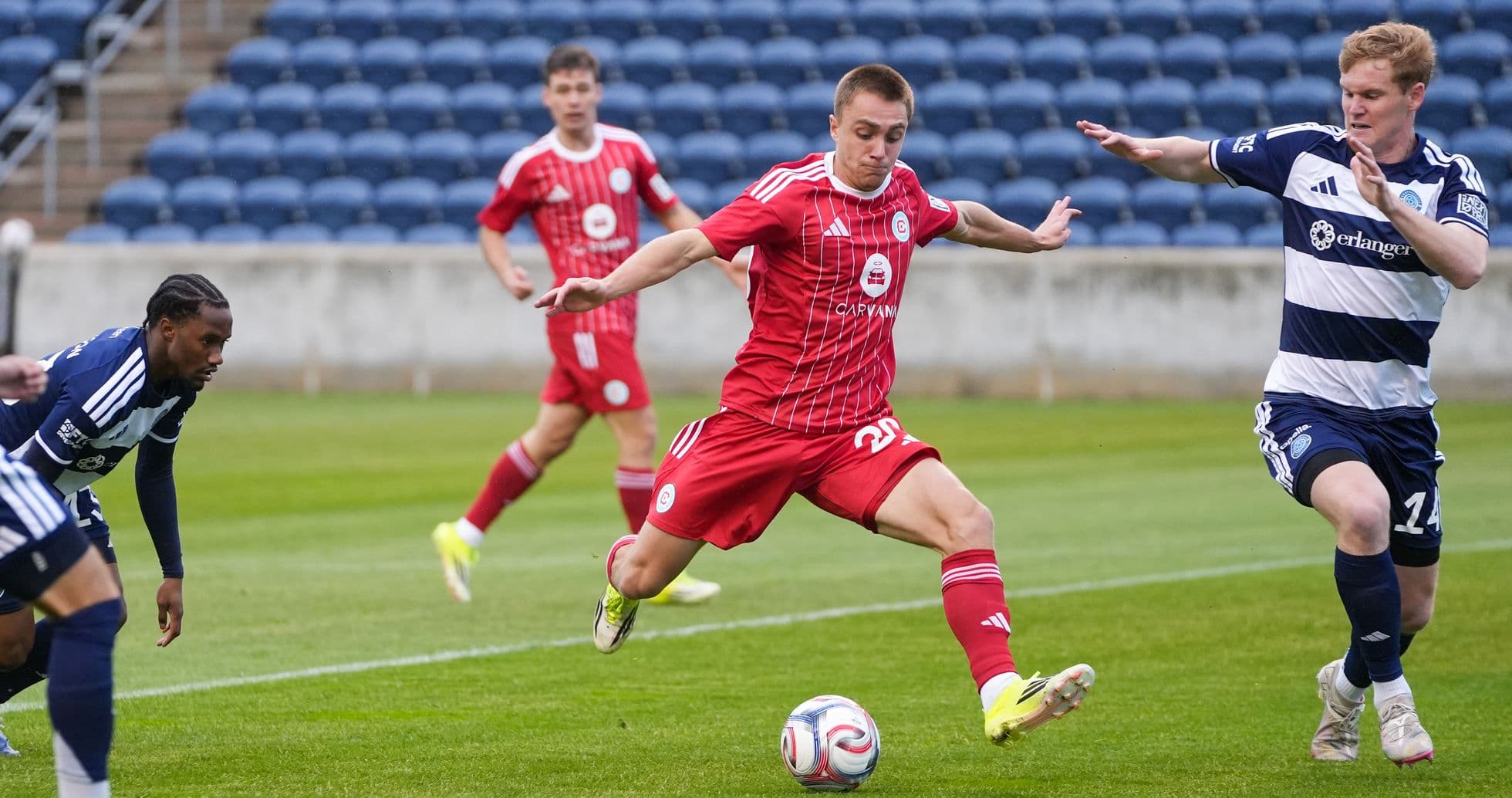 Jugador de Chattanooga driblando contra Chicago Fire II Jugador de Chattanooga driblando contra Chicago Fire II
