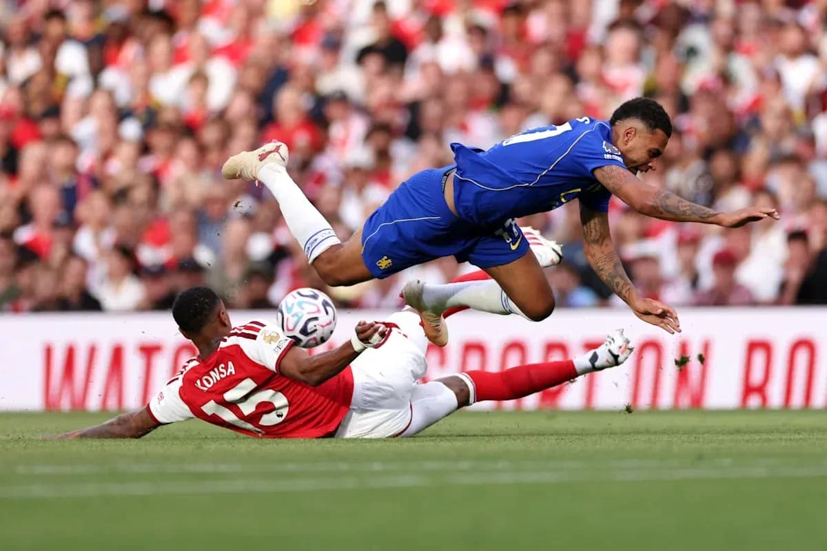 Jugador cae tras un choque en el partido Jugador cae tras un choque en el partido