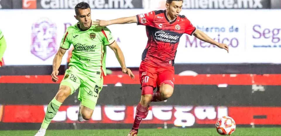 Jugadores de FC Juárez y Club Tijuana en acción Jugadores de FC Juárez y Club Tijuana en acción