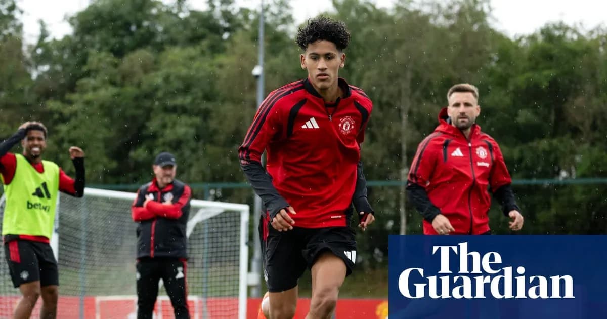 Jugadores de Manchester United entrenando bajo la lluvia Jugadores de Manchester United entrenando bajo la lluvia
