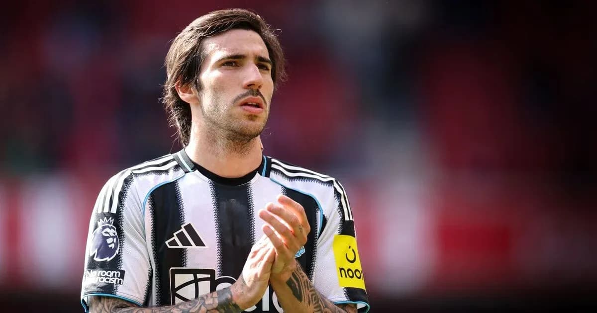 Jugador aplaudiendo en el campo de fútbol Jugador aplaudiendo en el campo de fútbol