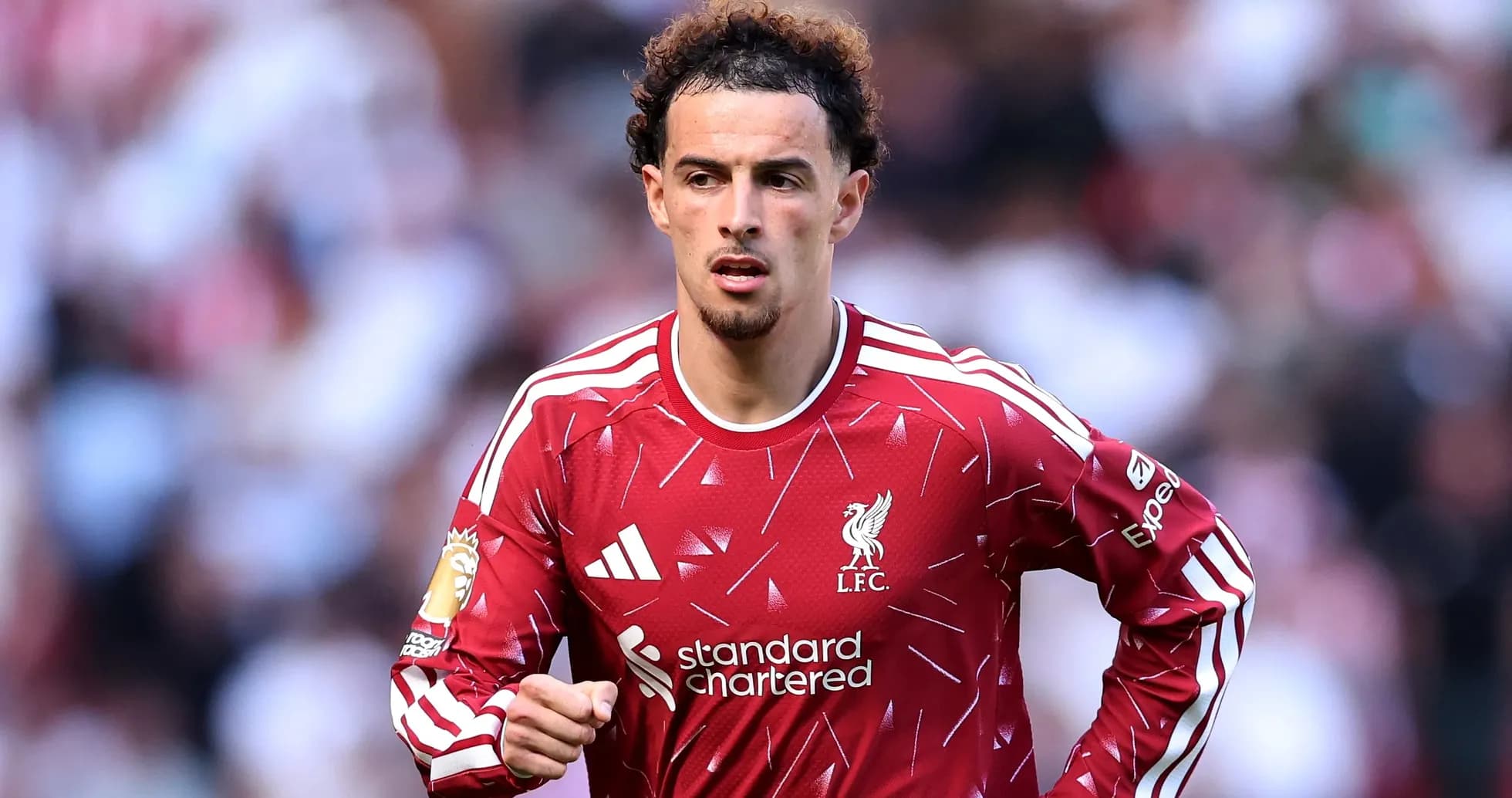 Jugador de Liverpool corriendo en el campo de juego Jugador de Liverpool corriendo en el campo de juego