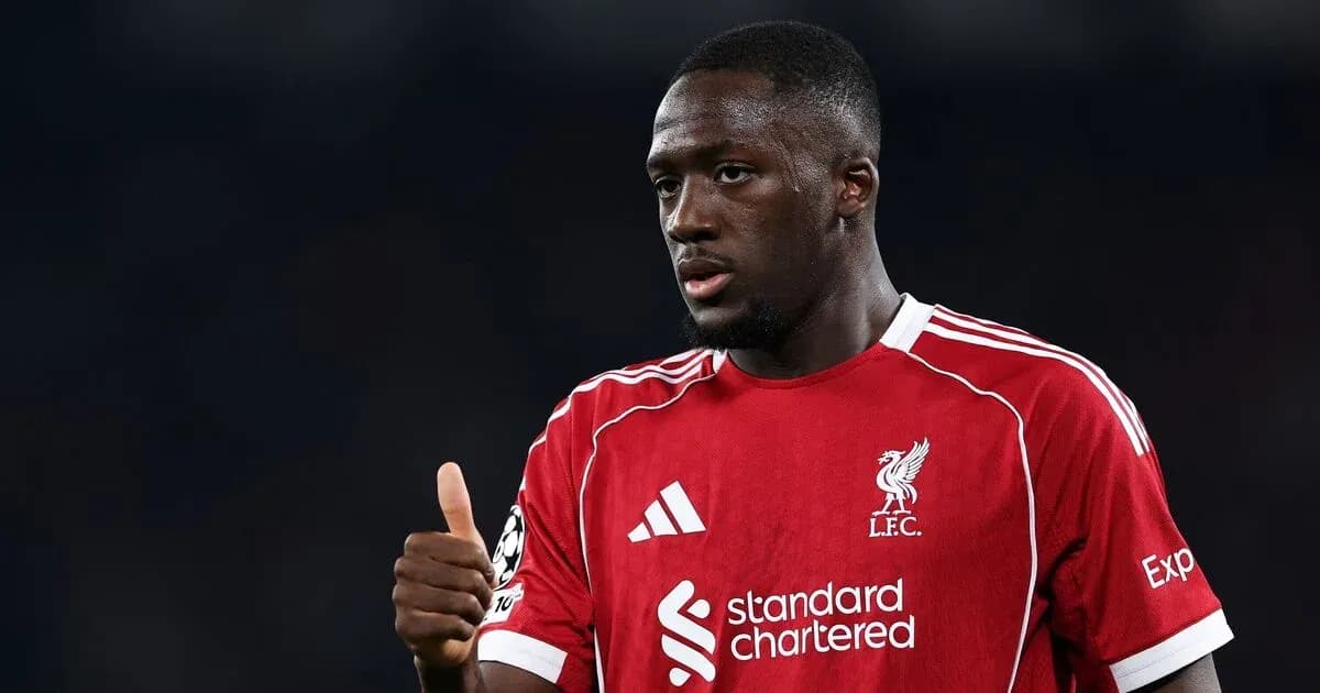 Jugador de Liverpool haciendo gesto de aprobación en partido Jugador de Liverpool haciendo gesto de aprobación en partido