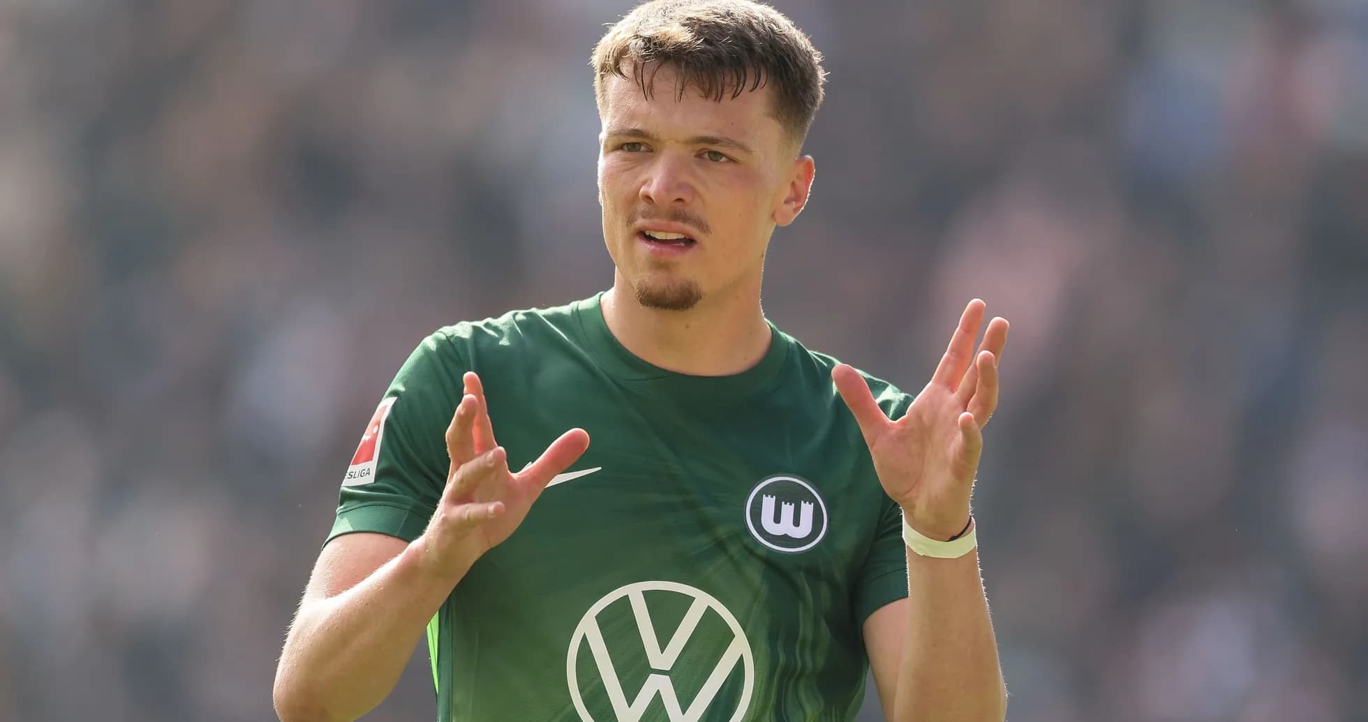 Jugador del VfL Wolfsburg gesticulando en el campo Jugador del VfL Wolfsburg gesticulando en el campo