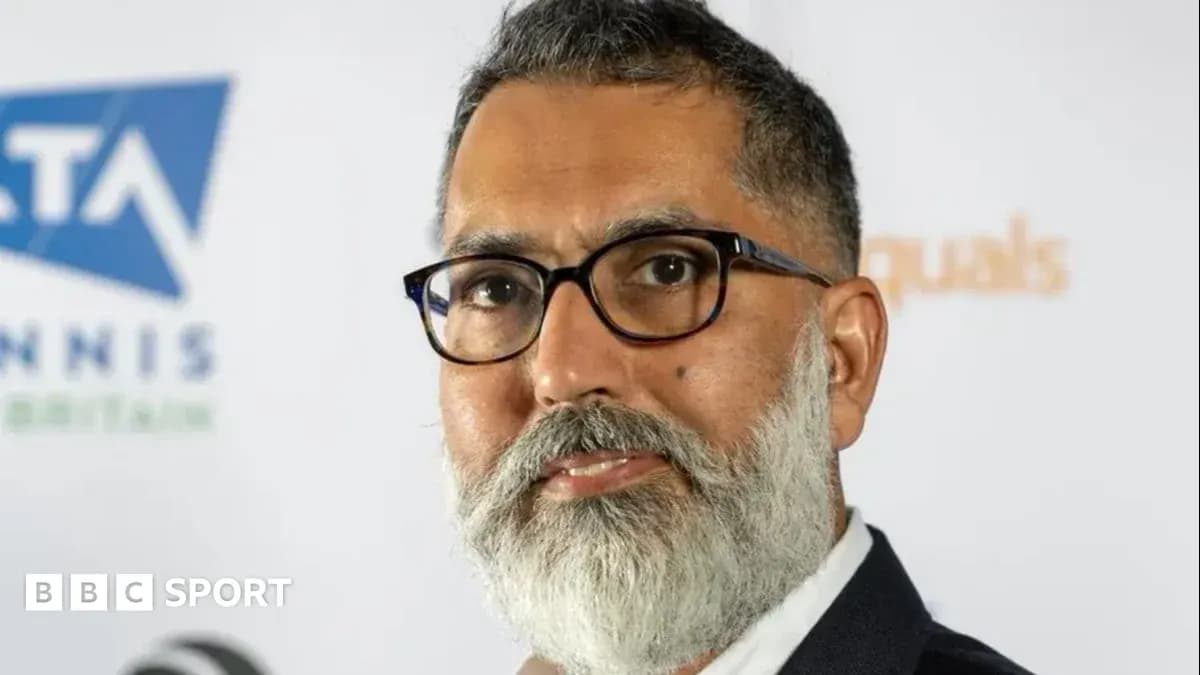 Hombre con barba y gafas en evento de tenis Hombre con barba y gafas en evento de tenis
