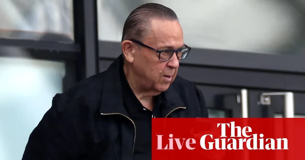 Hombre mayor saliendo de un edificio con gafas Hombre mayor saliendo de un edificio con gafas
