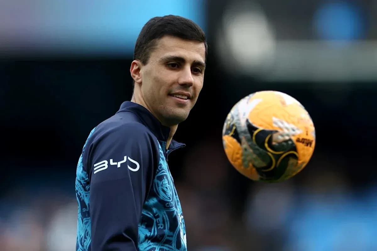 Jugador sosteniendo un balón durante entrenamiento Jugador sosteniendo un balón durante entrenamiento