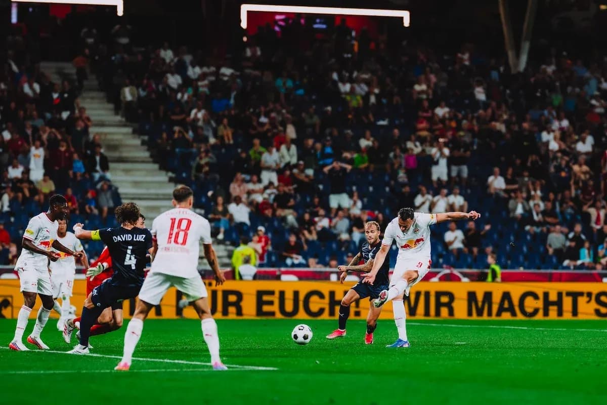 Un jugador de Red Bull Salzburg disparando a puerta Un jugador de Red Bull Salzburg disparando a puerta