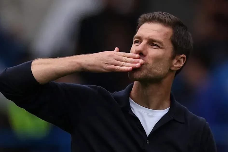 Entrenador saludando al público durante el partido Entrenador saludando al público durante el partido