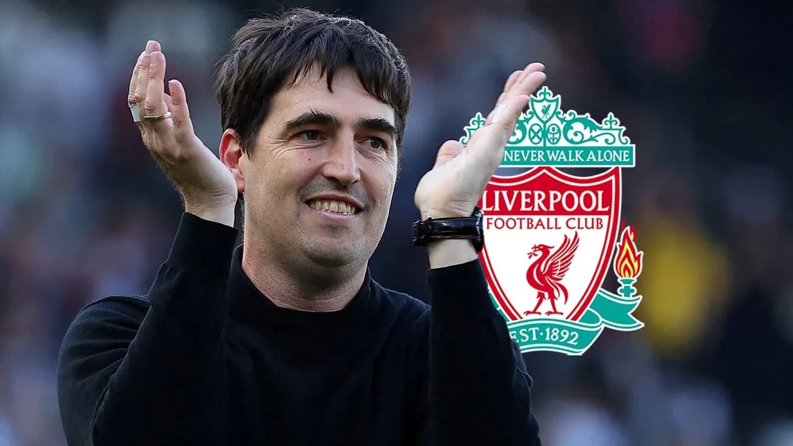 Entrenador aplaudiendo con escudo de Liverpool de fondo Entrenador aplaudiendo con escudo de Liverpool de fondo