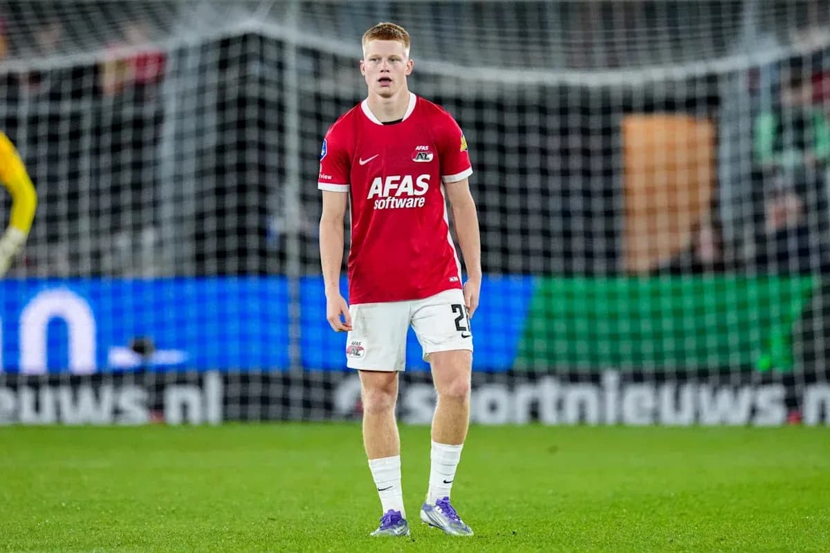 Jugador de AZ Alkmaar en el campo durante partido Jugador de AZ Alkmaar en el campo durante partido