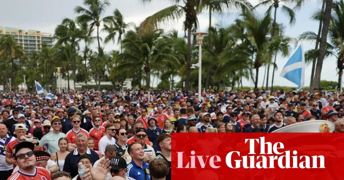 Multitud de aficionados en un evento al aire libre Multitud de aficionados en un evento al aire libre