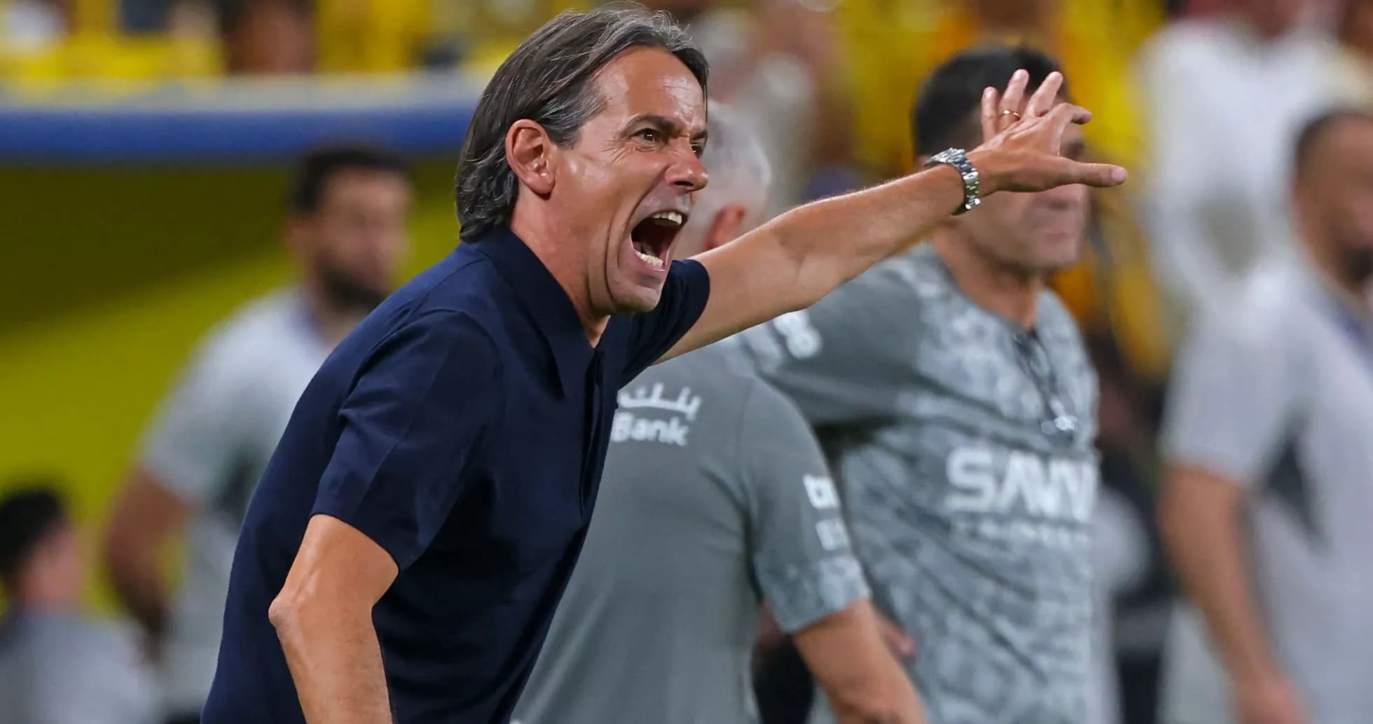 Entrenador dirigiendo a su equipo desde la línea de banda Entrenador dirigiendo a su equipo desde la línea de banda