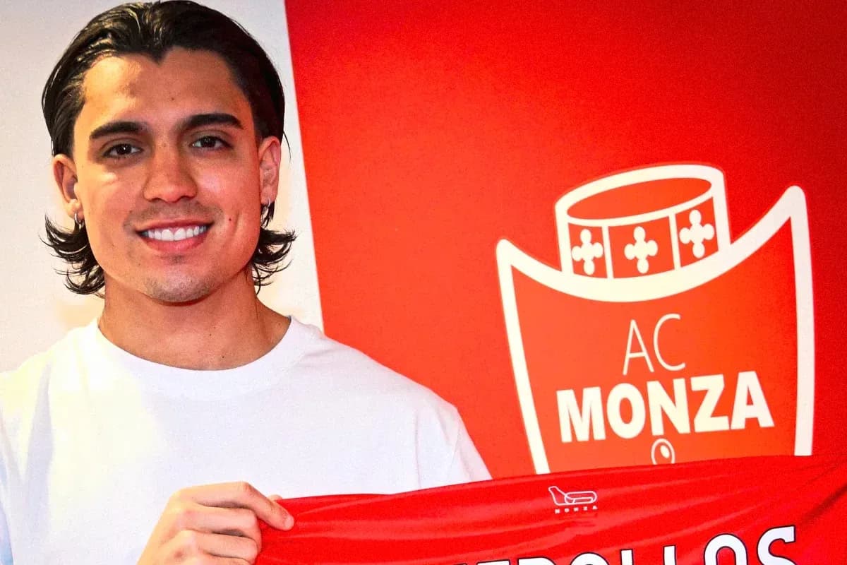 Jugador sosteniendo una camiseta de AC Monza Jugador sosteniendo una camiseta de AC Monza