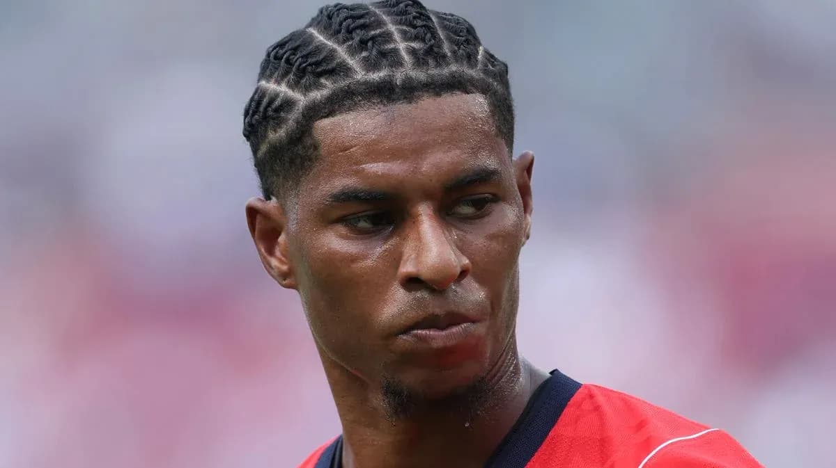 Jugador con trenzas durante un partido de fútbol Jugador con trenzas durante un partido de fútbol