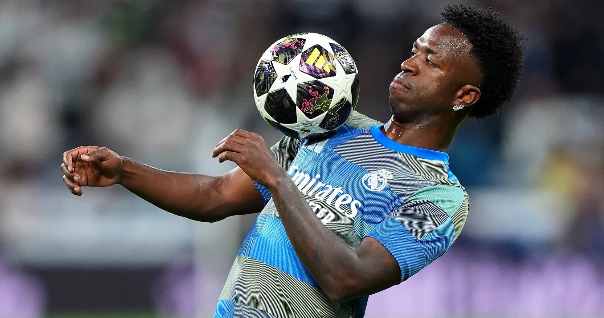 Jugador de fútbol controlando el balón en entrenamiento Jugador de fútbol controlando el balón en entrenamiento