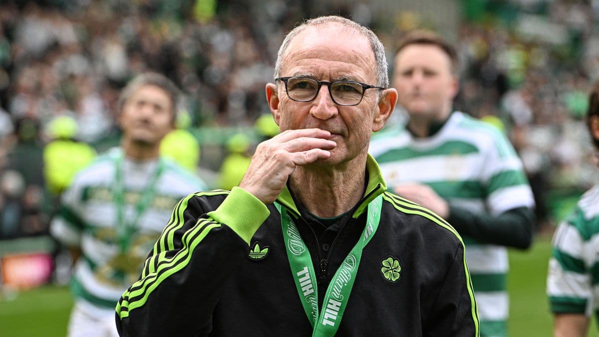 Entrenador de pie en el campo con medalla Entrenador de pie en el campo con medalla