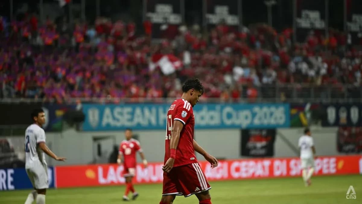 Jugador caminando cabizbajo en partido de fútbol Jugador caminando cabizbajo en partido de fútbol